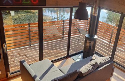 Buhlau House | Tiny House über dem Pferdeteich mit Kamin, Fasssauna & großer Terrasse - für Kurzentschlossene