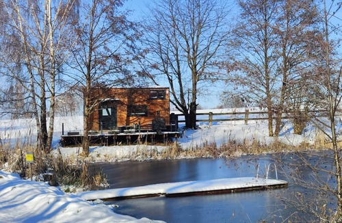 Buhlau House | Tiny house by the pond: terrace, barbecue, outdoor fireplace