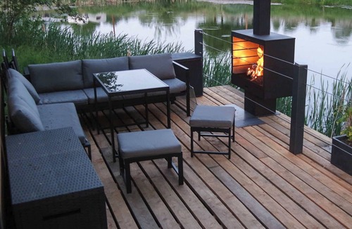 Buhlau House | Tiny house by the pond: terrace, barbecue, outdoor fireplace