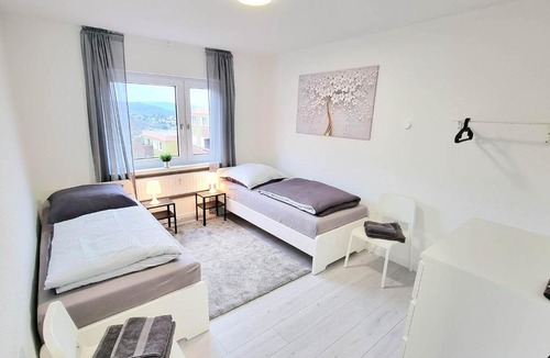 Iserlohn Apartment | TOP Monteurwohnung mit Balkon, 5 Zimmer, voll ausgestattet, Wäsche inklusive, kostenfreier Parkplatz und WLAN - IL01