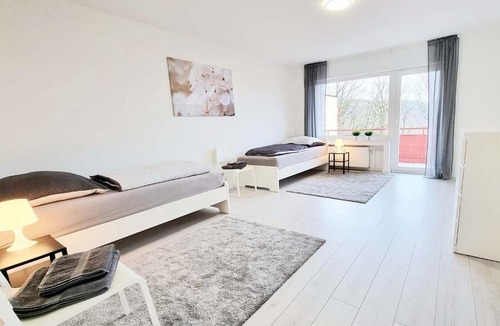 Iserlohn Apartment | TOP Monteurwohnung mit Balkon, 5 Zimmer, voll ausgestattet, Wäsche inklusive, kostenfreier Parkplatz und WLAN - IL01