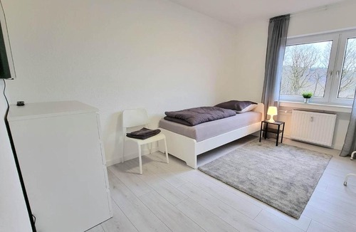 Iserlohn Apartment | TOP Monteurwohnung mit Balkon, 5 Zimmer, voll ausgestattet, Wäsche inklusive, kostenfreier Parkplatz und WLAN - IL01