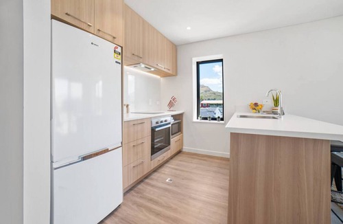 Frankton Apartment | Toru Top Floor Apartment - Brand New & Convenient