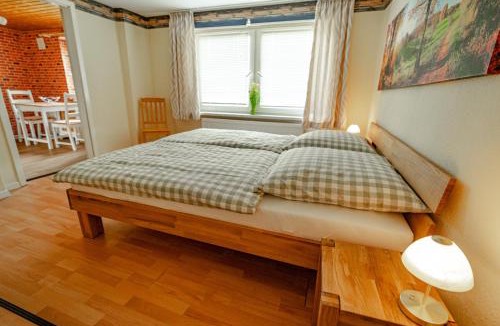 Lubstorf Apartment | Träumen unter Bäumen - Omas lütte Obstbutze am See