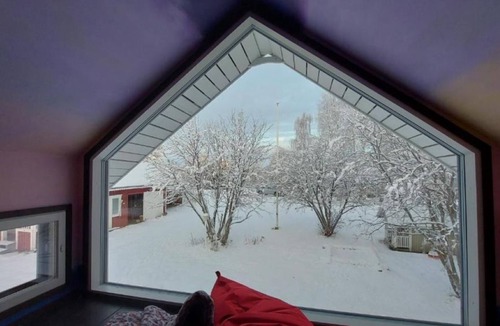 Sinetta Cottage | Traditional Lapland Cottage with fireplace & glass room for aurora hunting