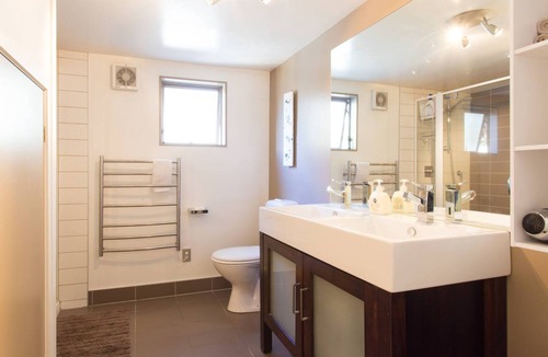Arthur's Point House | Treehouse Spa Escape