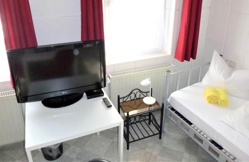 Mitte Apartment | Triple room-Basic-Shared Bathroom-Zi 1-4-5-6-9
