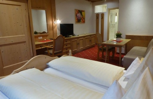 Obsteig Bed & Breakfast | Triple room "Holzleiten" with south and west-facing balcony - Pension Alpenhof -