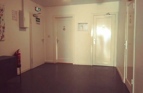 Hamburg City Center Apartment | Triple room with bathroom/WC on the floor