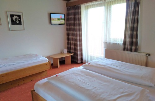 Itter Apartment | Triple room with shower, toilet - Hotel Edelweiss