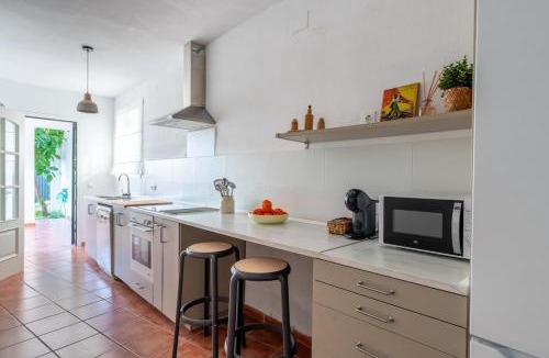 Gerena House | Tu escapada en Gerena, jardín y luz
