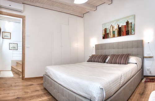 Burano House | Typical Venetian house overlooking the courtyard of Comare with lagoon view ....