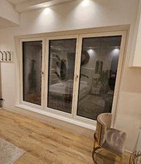 Obersendling Apartment | UG Neubau City Wohnung - Pool, Gym, Sauna, zweites Bad extra buchbar