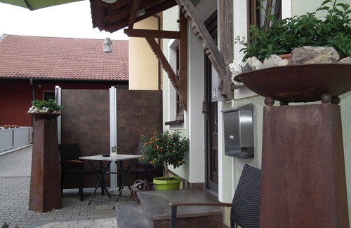 Nordheim a. Main Apartment | Umgebung Volkacher Mainschleife - Modernes Galerie-Appartement mit Balkon & Wohnküche