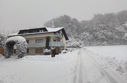 Waffenbrunn Apartment | Unterkunft am Waldrand mit großer Liegewiese