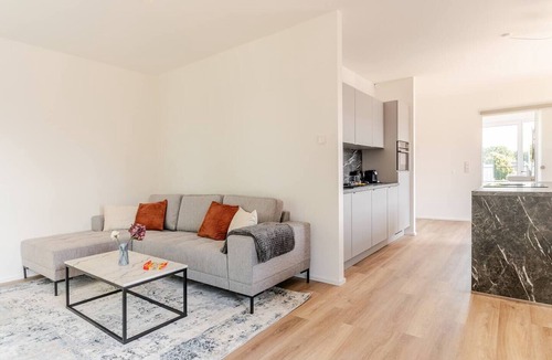 Rheindahlen-Land Apartment | Upscale apartment with living area + kitchen