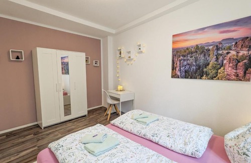 Sebnitz Apartment | Urlaubsmagie - Ferienwohnung Heidelbeere - Gemeinschaftsgarten, Sauna & Saisonaler Pool - HW3B