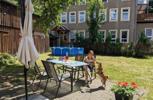 Sebnitz Apartment | Urlaubsmagie - Ferienwohnung Turmfalke - Garten mit Terrasse & Saisonaler Pool - H6