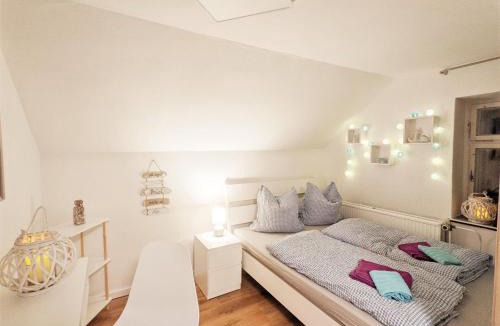 Sebnitz Apartment | Urlaubsmagie - Ferienwohnung Turmfalke - Garten mit Terrasse & Saisonaler Pool - H6