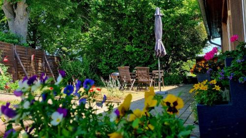 Lichtenhain Apartment | Urlaubsmagie - Ferienwohnung Waldweg - mit Grill, Terrasse & saisonalem Pool - W5