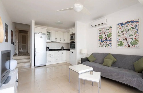 San Agustin Apartment | Vacation Apartment 'Apartamento Con Piscina' with Shared Pool, Wi-Fi and Air Conditioning