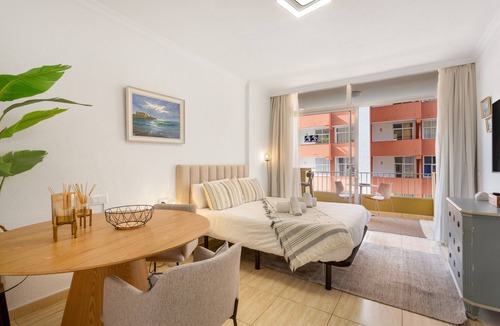 Puerto de la Cruz Apartment | Vacation Apartment 'Nuevo, Piscina Y Mar A 1 Paso' with Shared Pool, Wi-Fi and Air Conditioning