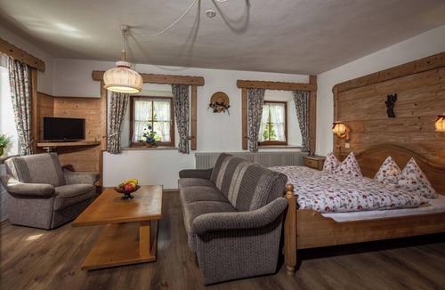 Aufham Apartment | Vacation apartment 2 Untersberg, up to 5 persons, balcony