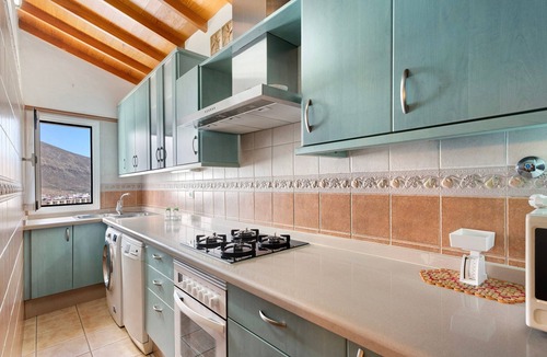 Los Cristianos Apartment | Vacation Apartment 'Apto La Colina Los Cristianos' with Sea View, Shared Pool and Wi-Fi