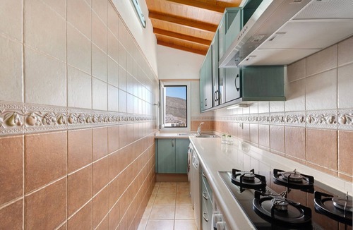 Los Cristianos Apartment | Vacation Apartment 'Apto La Colina Los Cristianos' with Sea View, Shared Pool and Wi-Fi