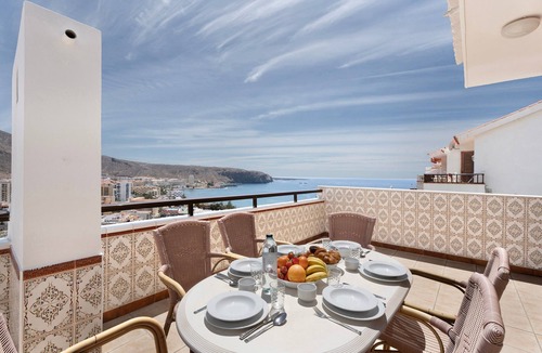 Los Cristianos Apartment | Vacation Apartment 'Apto La Colina Los Cristianos' with Sea View, Shared Pool and Wi-Fi