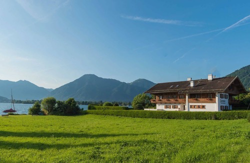Abwinkl Apartment | Vacation apartment 4 - Seerose am See - your dream vacation directly on Lake Tegernsee