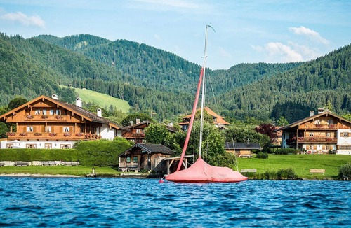 Abwinkl Apartment | Vacation apartment 2 - Seerose am See - Dream vacation directly on Lake Tegernsee