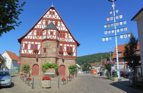 Grossheubach Apartment | Vacation apartment "Churfranken" with cozy covered balcony| 4 stars