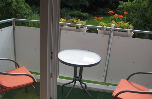 Gaarden-Sud - Kronsburg Apartment | Vacation apartment Grünes Herz - Apartment Grünes Herz, shower and bathtub