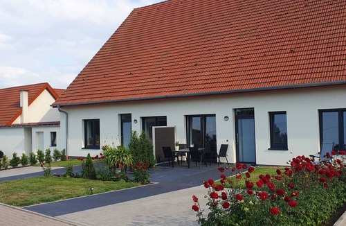Bissendorf Apartment | Vacation apartment in Ossenbrock - modern and bright with terrace, sauna & alpacas