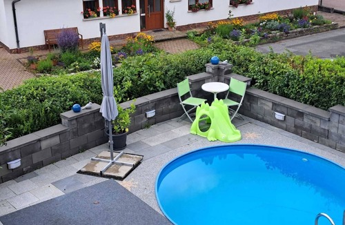 Ahorn Apartment | Vacation apartment right by the forest in Upper Franconia with pool. Centrally located.