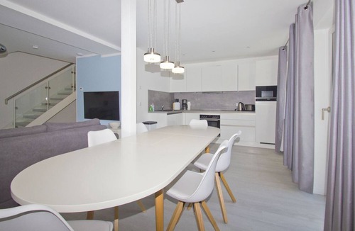 Gross Zicker Apartment | Vacation apartment with balcony and garden - Haus Inselwind FeWo MEERurlaub -