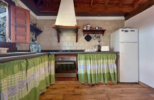 Icod de los Vinos House | Vacation Home "Casas Rurales Los Guinderos" with Mountain View
