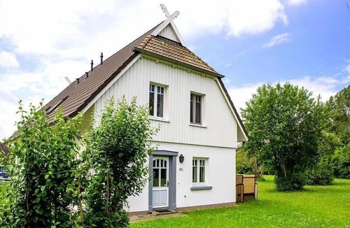 Nienhagen House | Vacation home Rügen 8b in Ostseeferienpark Seepferdchen with terrace and garden
