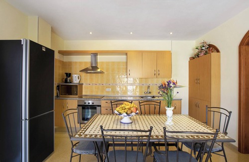 Icod de los Vinos Ski Chalet | Vacation Home 'Villa Tazana' with Sea View, Pool & Wi-Fi