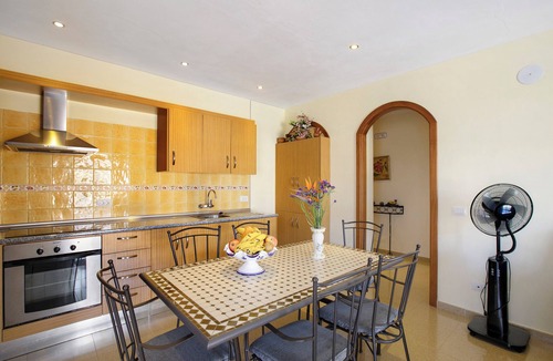 Icod de los Vinos Ski Chalet | Vacation Home 'Villa Tazana' with Sea View, Pool & Wi-Fi