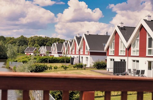 Nordhorn House | Vacation home Vechtestrand with 72 m² living space in Nordhorn. First-class living comfort with sauna, whirlpool, fireplace & air conditioning. Sunny terrace with patio furniture and parasol. Washing machine