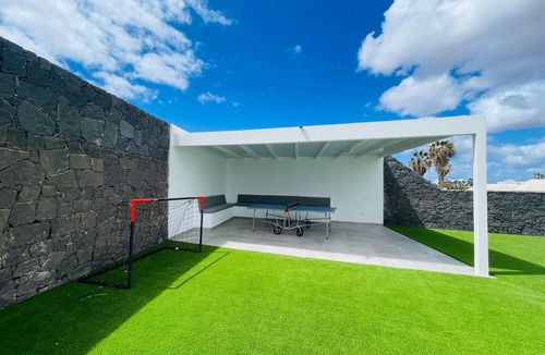 Playa Blanca House | Vacation Home 'Villa Maria' with Mountain View, Wi-Fi and Air Conditioning