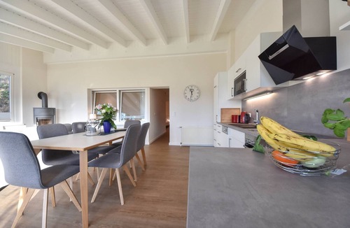 Ahlbeck House | Vacation home Wiesenblick - with large garden and two residential units