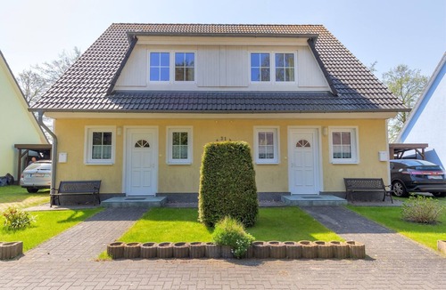 Trassenheide Apartment | Vacation home zur frischen Brise Whg 02 with WLAN, terrace & close to the sandy beach