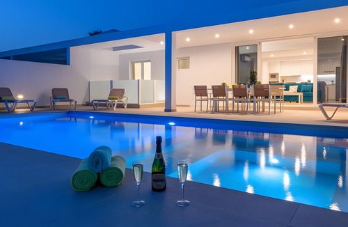 Playa Blanca Villa | Vacation Villa 'Villa Esmerad' with Mountain Views, Wi-Fi and Air Conditioning