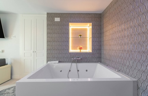 Carratraca Bed & Breakfast | Valeria Room: Double Whirlpool Bath, Mountain Views