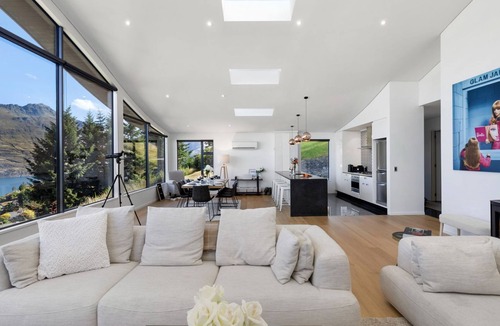 Fernhill House | Vanda Heights - Spa Pool - Spectacular Lake & Mountain Views