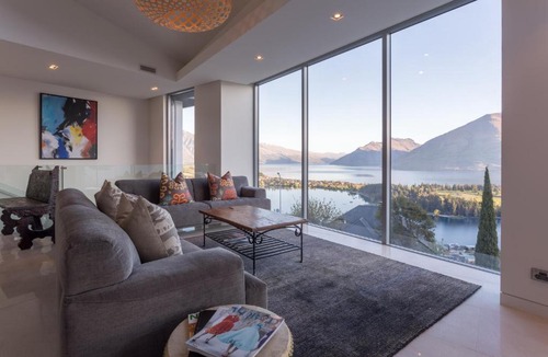 Queenstown Villa | Views on Edinburgh, a Relax it's Done luxury holiday home