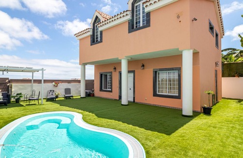Las Palmas de Gran Canaria Villa | VILLA SAMPEREZ: + Pool + Garden + Barbecue + 5 Bedrooms + 3 Bathrooms + 12 Pax